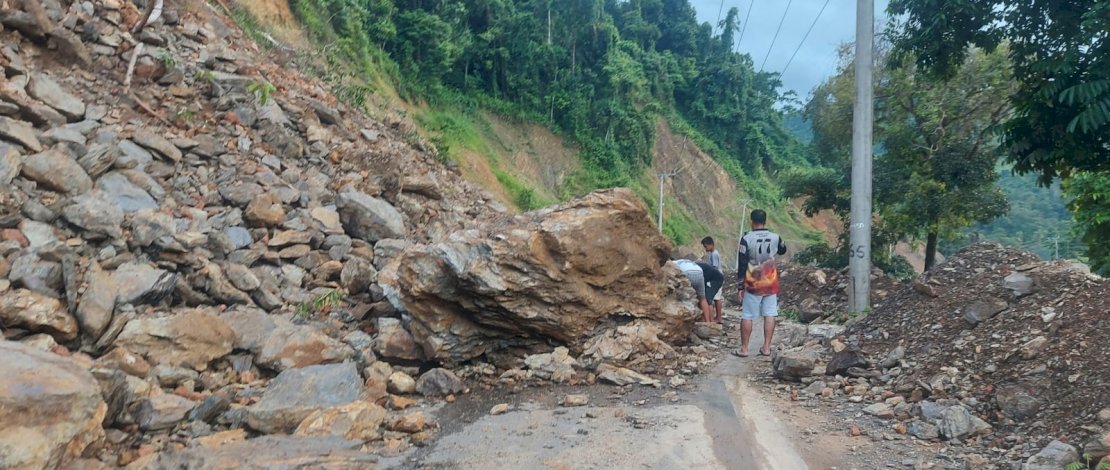 Jalan poros Batusitanduk - Rantepao di Kabupaten Luwu, tertutup longsor akibat curah hujan yang tinggi. Jalan poros Batusitanduk - Rantepao di Kabupaten Luwu, tertutup longsor akibat curah hujan yang tinggi.