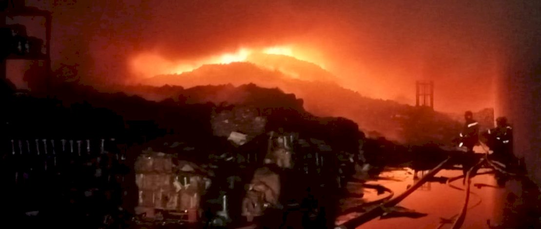 Belum Padam, Sudah Tiga Jam Gudang Penyimpanan Kepiting di KIMA Terbakar