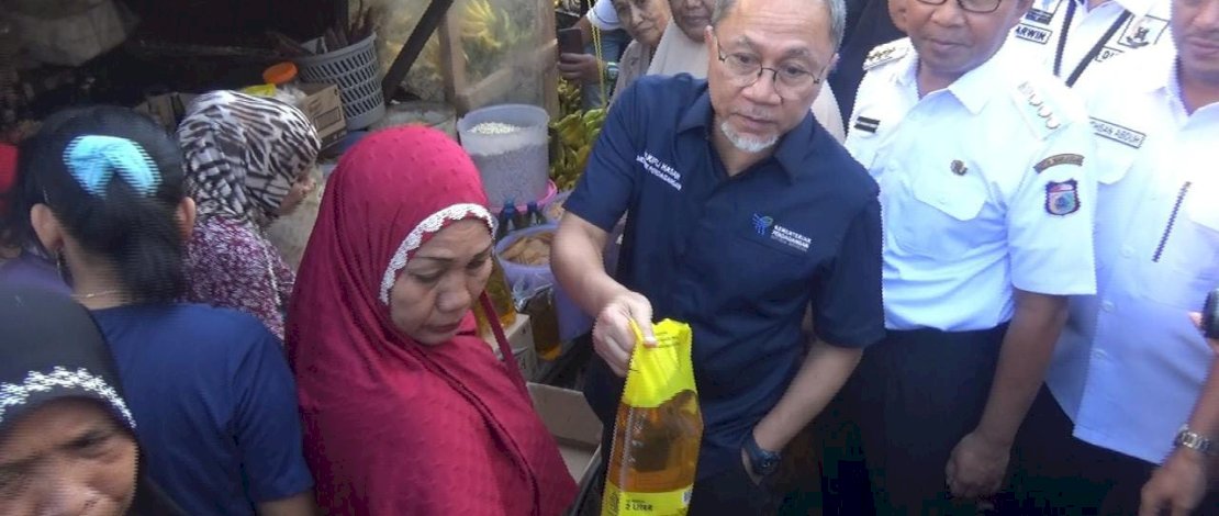 Menteri Perdagangan, Zulkifli Hasan, meninjau harga kebutuhan pokok di Pasar Terong, Makassar, Rabu, 3 Mei 2023.