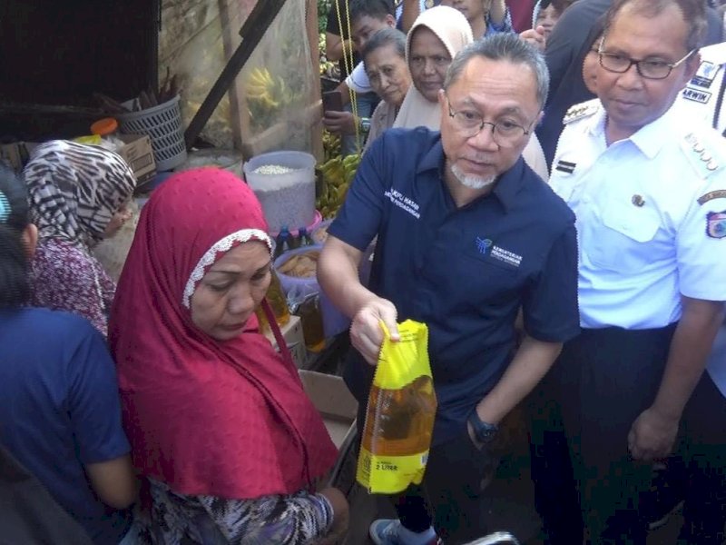 Tinjau Harga Bahan Pokok di Pasar Terong Makassar, Zulhas: Terlalu Murah