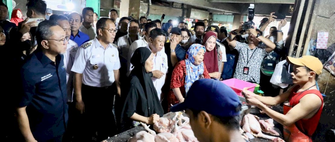Wali Kota Makassar, Moh Ramdhan Pomanto, mendampingi Menteri Perdagangan (Mendag), Zulkifli Hasan, meninjau harga kebutuhan pokok di Pasar Terong Makassar, Rabu, 3 Mei 2023.
