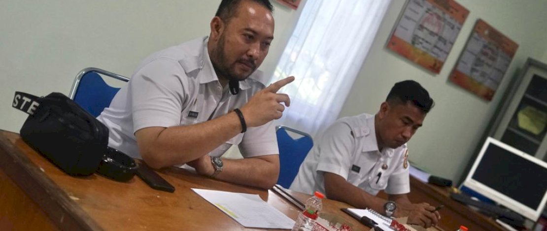 Camat Panakkukang, Andi Pangerang Nur Akbar, didampingi Sekcamnya Abdul Muis, menggelar Rapat Koordinasi (Rakor) di Kantor Camat Panakkukang, Rabu, 3 Mei 2023.