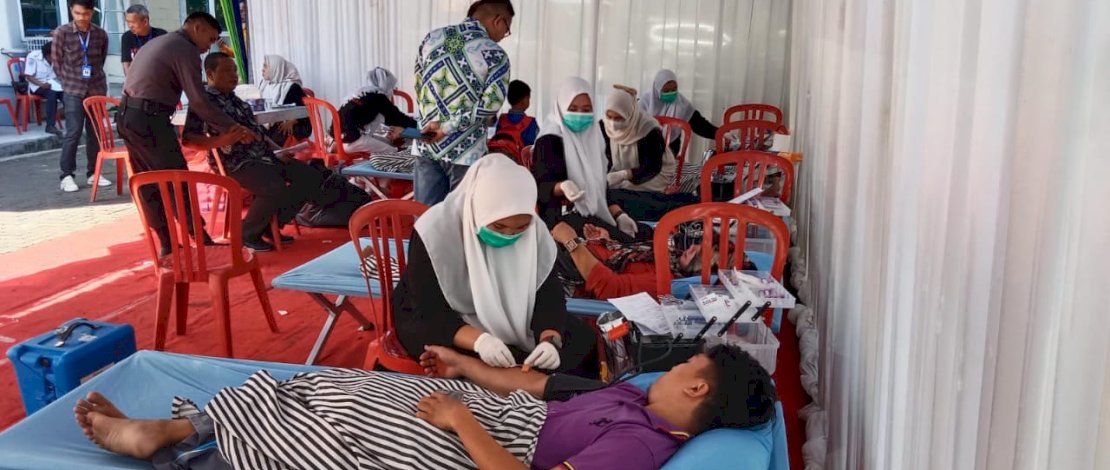 Bank Sulselbar Cabang Jeneponto, Sulawesi Selatan, menyelenggarakan donor darah kedua, di halaman parkir Bank Sulselbar Jeneponto, Jalan Pahlawan Nomor 5, Kelurahan Empong, Kecamatan Binamu, Rabu, 3 Mei 2023. Bank Sulselbar Cabang Jeneponto, Sulawesi Selatan, menyelenggarakan donor darah kedua, di halaman parkir Bank Sulselbar Jeneponto, Jalan Pahlawan Nomor 5, Kelurahan Empong, Kecamatan Binamu, Rabu, 3 Mei 2023.