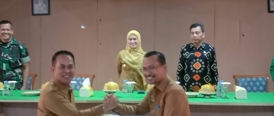 Sertijab Kepala Bappelitbangda dari Alauddin Sukri (pejabat lama) kepada Aspar selaku pejabat baru, yang juga disaksikan Bupati Luwu Utara, Indah Putri Indriani, di Aula Bappelitbangda, Selasa, 2 Mei 2023.