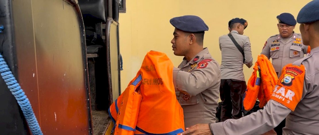 Batalyon C Pelopor Sat Brimob Polda Sulsel menerjunkan Tim SAR untuk mencari korban tenggelam di perairan Sungai Darampa, Kamis, 4 Mei 2023. Batalyon C Pelopor Sat Brimob Polda Sulsel menerjunkan Tim SAR untuk mencari korban tenggelam di perairan Sungai Darampa, Kamis, 4 Mei 2023.