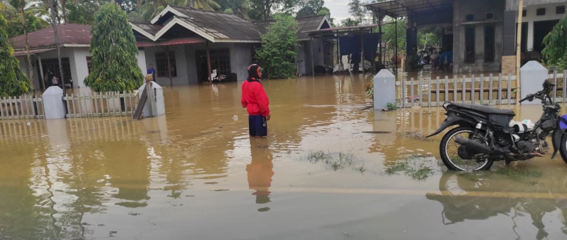 Diguyur hujan deras dari pagi hingga sore, puluhan rumah di Desa Kawerang, Kecamatan Cina, Kabupaten Bone, terendam banjir, Kamis, 4 Mei 2023.