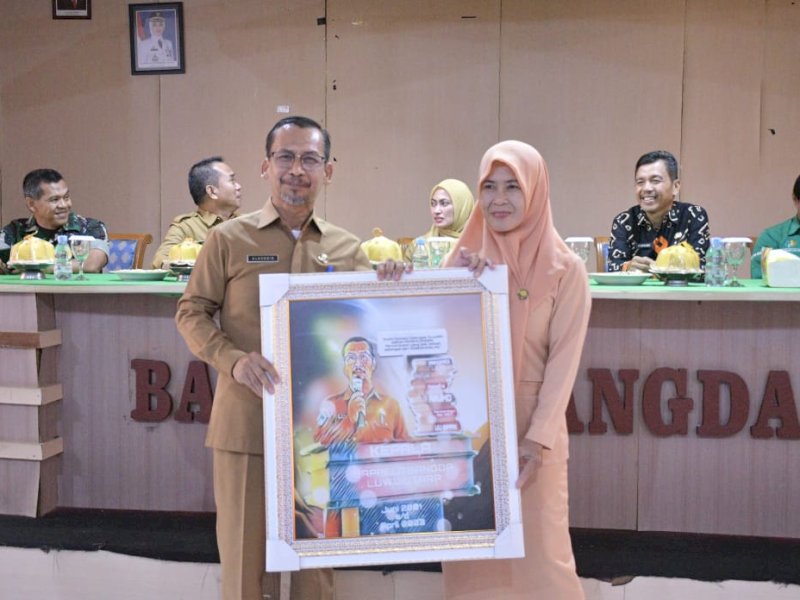 Dua Tahun Bangun Tim Kerja yang Solid, Alauddin Dapat Kenang-kenangan Karikatur