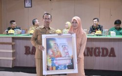 Dua Tahun Bangun Tim Kerja yang Solid, Alauddin Dapat Kenang-kenangan Karikatur