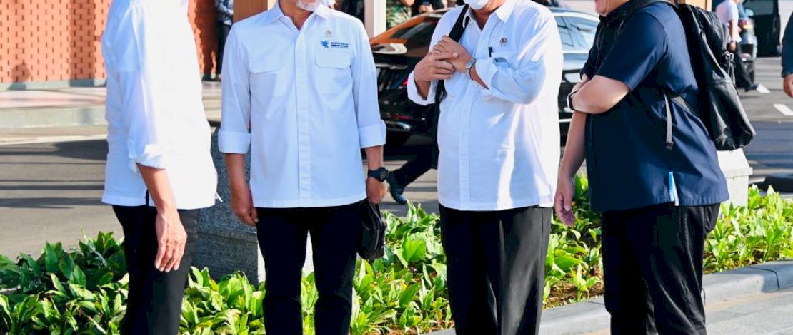 Presiden Jokowi di Lampung didampingi Menteri Pekerjaan Umum dan Perumahan Rakyat, Menteri Badan Usaha Milik Negara, dan Menteri Perdagangan.
