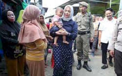 Jumat Berkah, Fatmawati Rusdi Sapa Warga Bantaran Sungai Tallo  