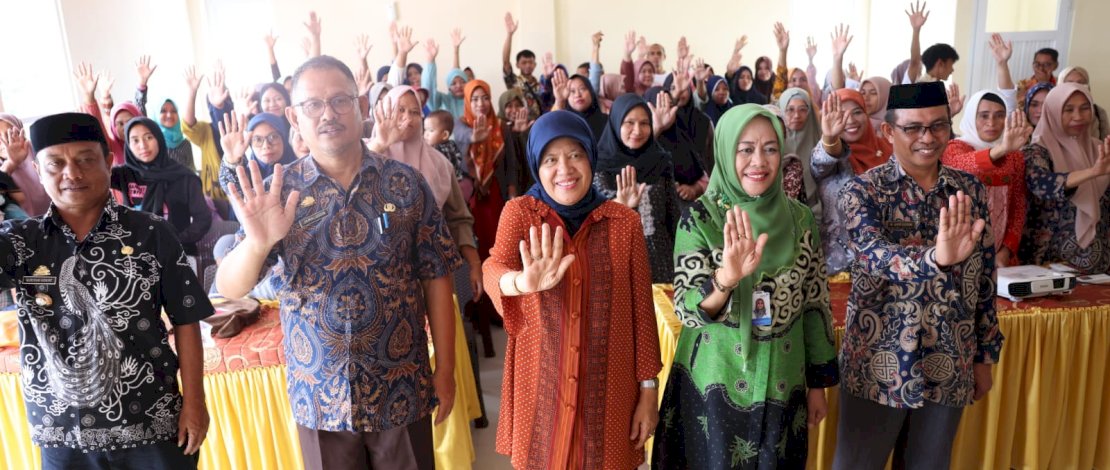 BKKBN Sulsel menggelar Advokasi dan KIE bersama mitra kerja Komisi IX DPR RI, di Kelurahan Kiru Kiru, Kabupaten Barru. BKKBN Sulsel menggelar Advokasi dan KIE bersama mitra kerja Komisi IX DPR RI, di Kelurahan Kiru Kiru, Kabupaten Barru.