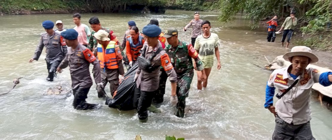 Setelah Tim SAR Gabungan yang terdiri dari Basarnas, SAR Brimob Bone, SATPOL PP, SAR Unhas dan BPBD, melakukan pencarian selama empat hari, korban yang hanyut di sungai akhirnya ditemukan. Setelah Tim SAR Gabungan yang terdiri dari Basarnas, SAR Brimob Bone, SATPOL PP, SAR Unhas dan BPBD, melakukan pencarian selama empat hari, korban yang hanyut di sungai akhirnya ditemukan.