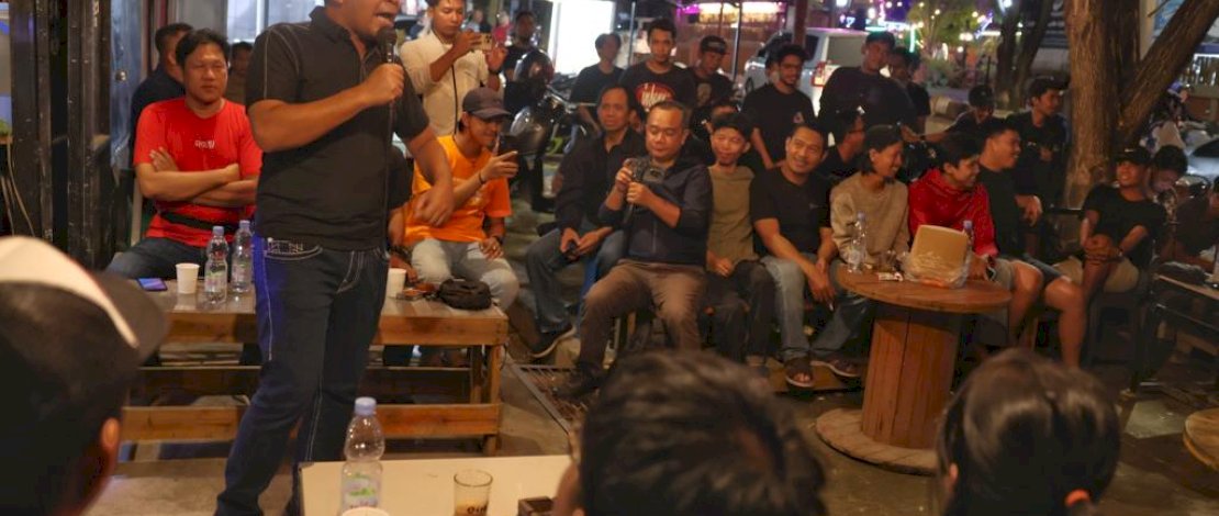 Danny Pomanto ngopi bareng pemuda Sengkang, di Warkop Eska Sengkang, Sabtu malam, 6 Mei 2023.