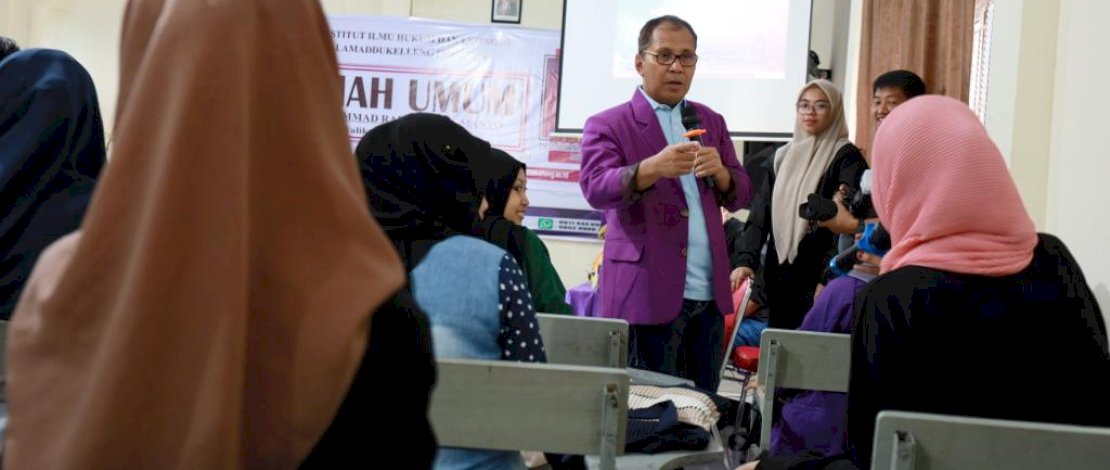 Danny Pomanto memberikan kuliah umum mengenai kepemimpinan di Institut Lamaddukelleng, Minggu, 7 Mei 2023.