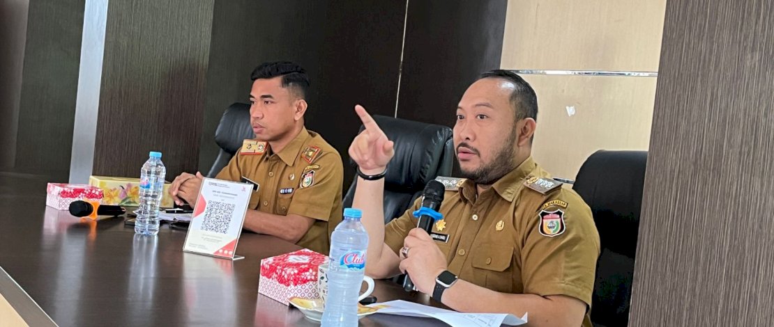 Camat Panakkukang, Andi Pangerang Nur Akbar, didampingi Sekcamnya Abdul Muis, menggelar rapat koordinasi di Aula Kantor Camat Panakkukang, Senin, 8 Mei 2023.