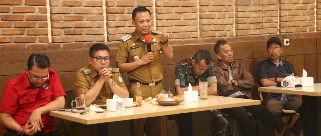 Camat Tallo, Alamsyah Sahabuddin, menghadiri Rapat Koordinasi (Rakor) bersama Kapolrestabes Makassar, Kombes Mokhamad Ngajib, membahas terkait keamanan dan ketertiban lingkungan, Senin, 8 Mei 2023. Camat Tallo, Alamsyah Sahabuddin, menghadiri Rapat Koordinasi (Rakor) bersama Kapolrestabes Makassar, Kombes Mokhamad Ngajib, membahas terkait keamanan dan ketertiban lingkungan, Senin, 8 Mei 2023.