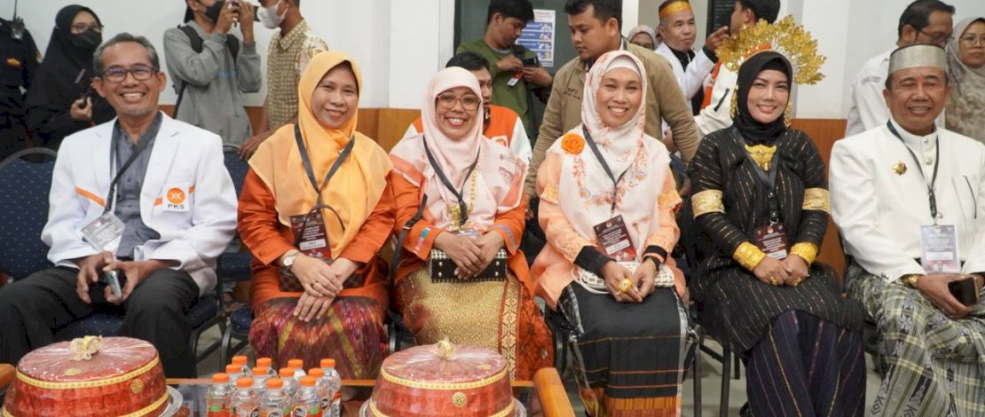 Sebanyak 25 orang caleg perempuan PKS didaftarkan hari ini, Senin 8 Mei 2023, ke KPU Provinsi Sulsel.