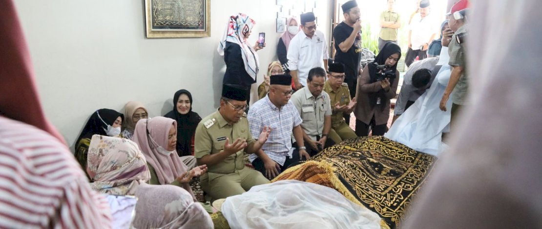 Wali Kota Danny Pomanto saat melayat ke rumah duka Ikrar Ishak Iskandar, di Perumahan Bumi Permata Hijau, Jalan Sultan Alauddin.