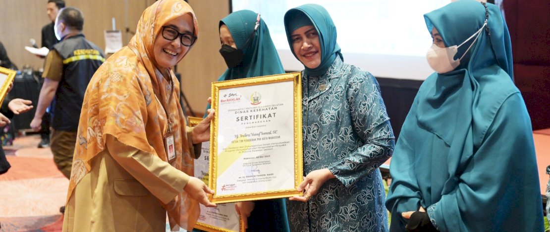Ketua TP PKK Kota Makassar Indira Yusuf Ismail meraih penghargaan atas dedikasi dan dukungannya dalam menyukseskan program pencegahan dan pengendalian penyakit di Sulsel.