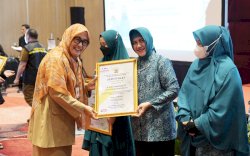 Berdedikasi Sukseskan Pencegahan dan Pengendalian Penyakit, Indira Yusuf Ismail Diganjar Penghargaan