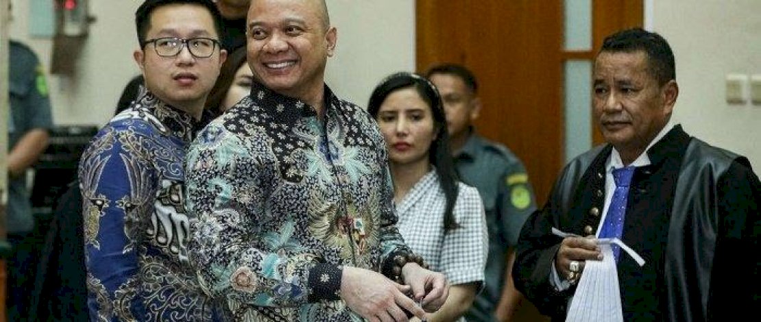 Teddy Minahasa usai sidang vonis di PN Jakarta Barat.