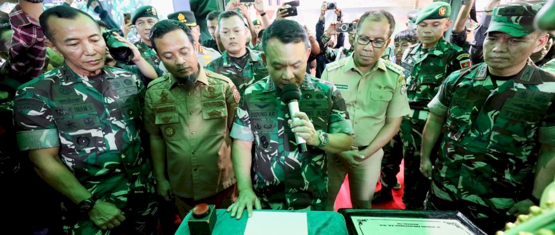 Wali Kota Makassar Danny Pomanto hadir mendampingi KSAD Jenderal TNI Dudung Abdurachman meresmikan dan launching Rehabilitasi RTLH Kodam XIV/Hasanuddin di Jalan Singa, Kecamatan Mamajang, Selasa, 9 Mei 2023.