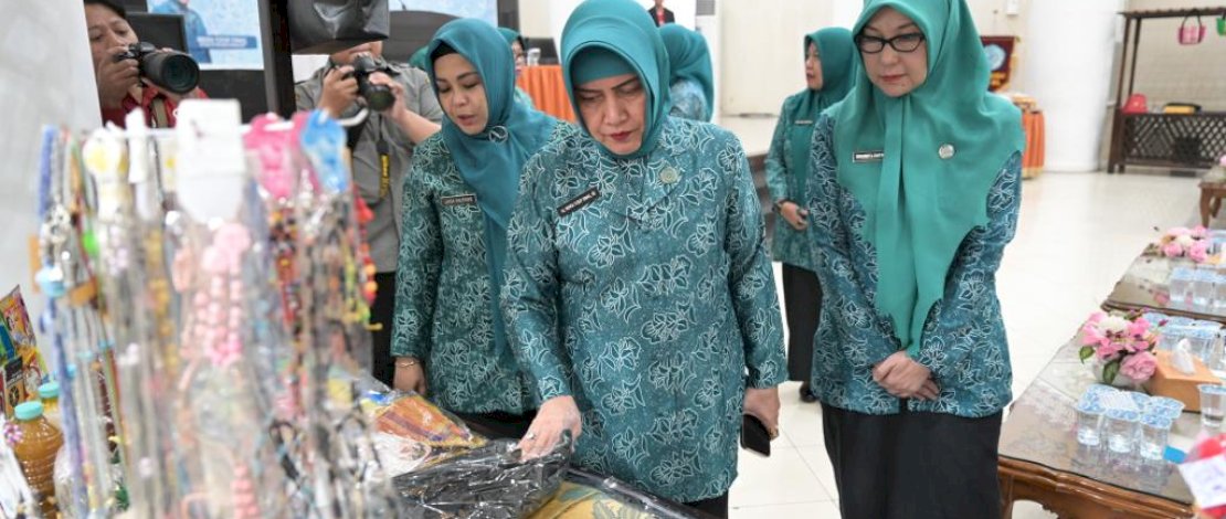 Ketua TP PKK Kota Makassar Indira Yusuf Ismail hadir dan membuka secara resmi pelatihan pemasaran produk di era digital, di Baruga Anging Mammiri Rujab Wali Kota Makassar, Selasa, 9 Mei 2023.