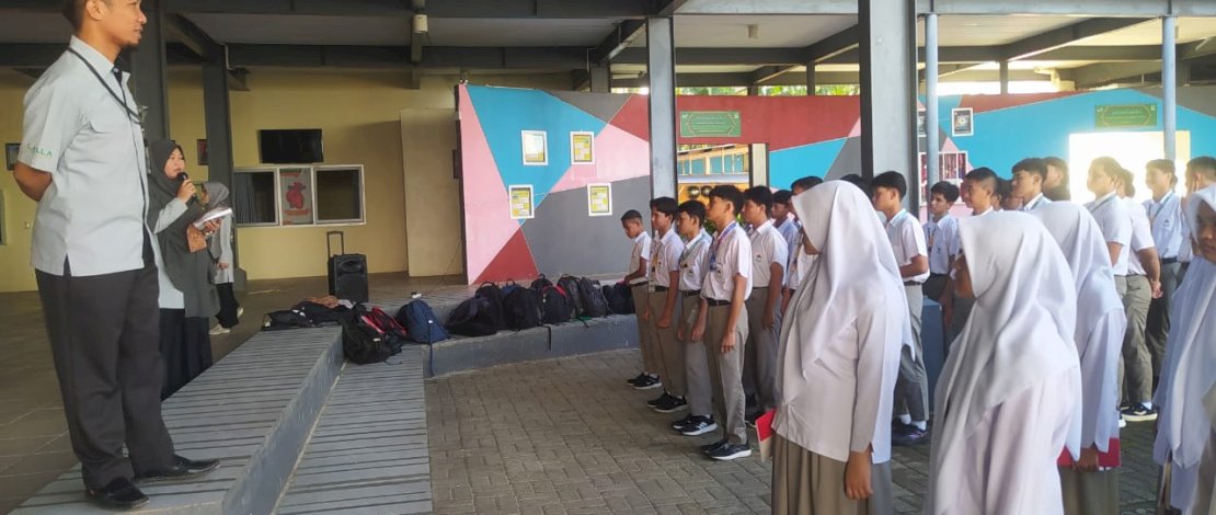 Siswa SMA Islam Athirah