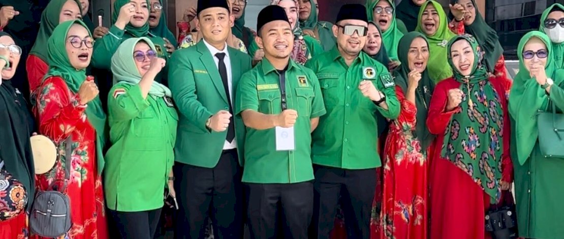 Ketua DPW PPP Sulsel, Imam Fauzan Amir Uskara, bersama Hardiman Rewa dan para pengurus serta bacaleg saat mendaftar di KPU Sulsel.