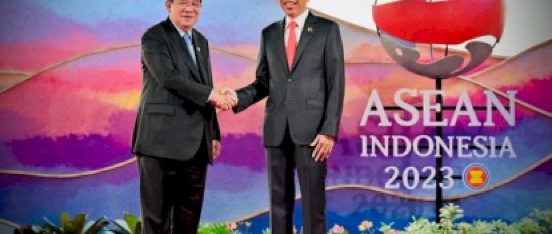 PM Kamboja Hun Sen dan Presiden Joko Widodo berjabat tangan jelang pembukaan KTT Asean 2023 di Hotel Meruorah, Labuan Bajo, NTT pada Rabu (10/5 - 2023). Dok BPMI Setpres RI. PM Kamboja Hun Sen dan Presiden Joko Widodo berjabat tangan jelang pembukaan KTT Asean 2023 di Hotel Meruorah, Labuan Bajo, NTT pada Rabu (10/5 - 2023). Dok BPMI Setpres RI.