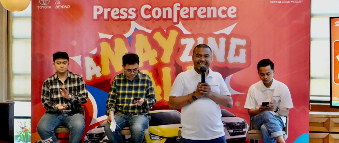 Andreas Nathaniel selaku perwakilan Toyota Astra Finance Makassar, Andyka Susanto selaku East Region General Manager Kalla Toyota, Suliadin selaku Marketing General Manager Kalla Toyota dan Abdul Hannan selaku Customer First Manager Kalla Toyota.