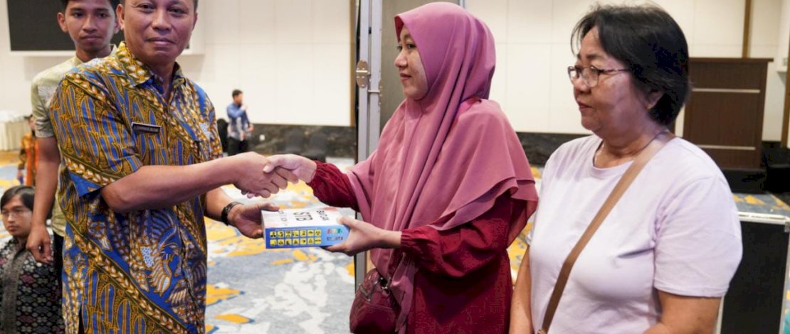 Pj Sekprov Sulsel, Andi Darmawan Bintang,menyerahkan bantuan STB kepada perwakilan masyarakat, saat menghadiri Rapat Koordinasi Penyelenggaraan Digitalisasi Penyiaran, Rabu, 11 Mei 2023, di Hotel Claro Makassar.