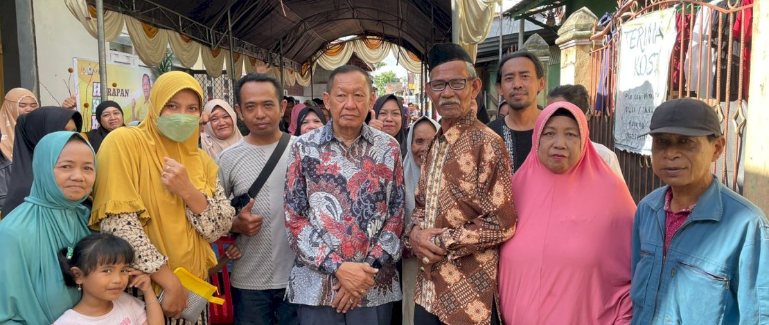 Ratusan warga berebut untuk berfoto bersama Hamka B Kady, di Kelurahan Parangtambung, Makassar.