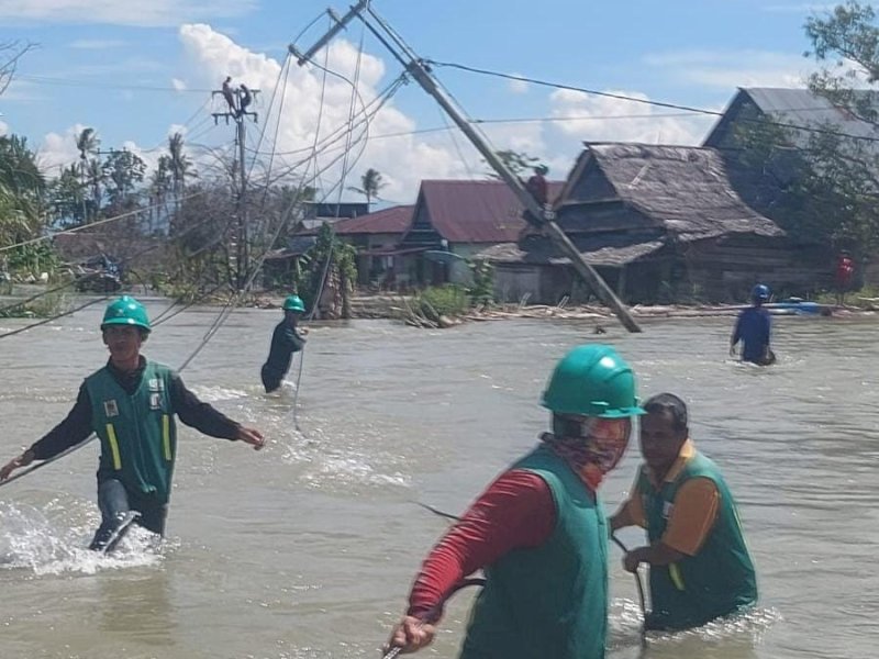 Di Tengah Banjir, Begini Perjuangan Petugas PLN Pulihkan Pasokan Listrik di Dusun Towara dan Dusun Rakki-rakki