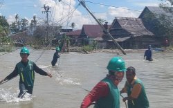 Di Tengah Banjir, Begini Perjuangan Petugas PLN Pulihkan Pasokan Listrik di Dusun Towara dan Dusun Rakki-rakki