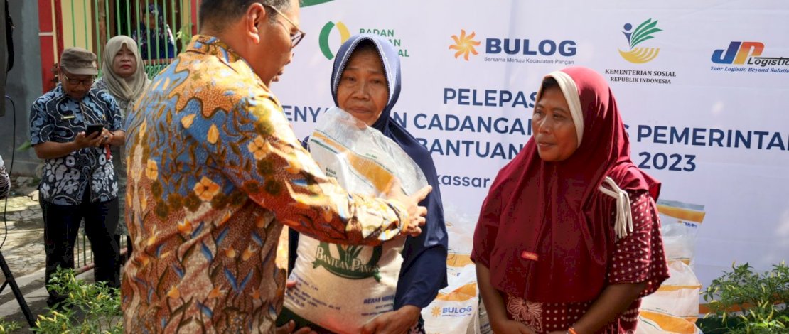 Pelepasan Penyaluran Cadangan Beras Pemerintah Bantuan Pangan 2023 oleh Wali Kota Moh Ramdhan Pomanto bersama Pimpinan Wilayah Perum Bulog Sulselbar Muhammad Imron Rosidi, di Lorong Wisata Canbera, Jalan AP Pettarani V, Kamis (11/05/2023).
