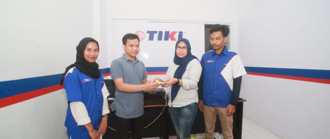 Pembukaan kantor TIKI ditandai dengan pemotongan tumpeng, yang dilakukan owner, Hikmawati, Jumat malam, 12 Mei 2023. Pembukaan kantor TIKI ditandai dengan pemotongan tumpeng, yang dilakukan owner, Hikmawati, Jumat malam, 12 Mei 2023.