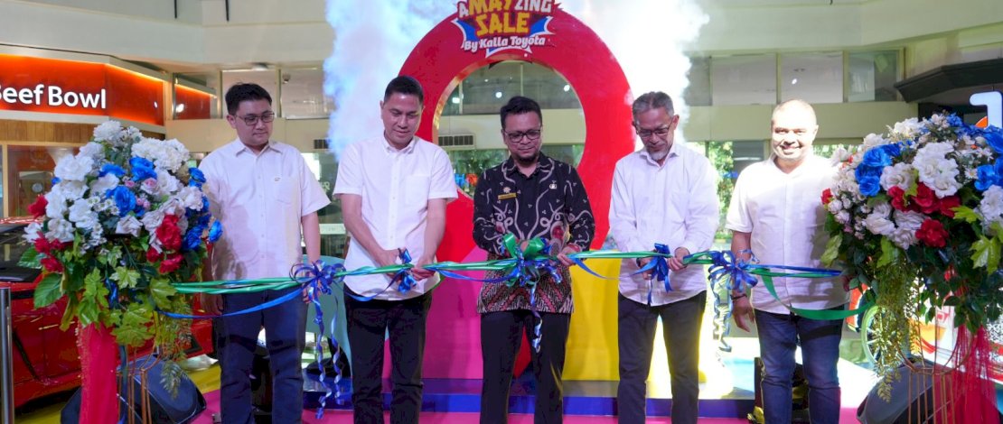 PembukaanPublic Display oleh Arlin Ariesta, S.STP M.Si selaku Kepala Dinas Perdagangan Kota Makassar bersama Sjaiful Kasim selaku Chief Finance Officer Kalla Toyota dan Robby Wijaya selaku Chief Operation Officer Kalla Toyota.