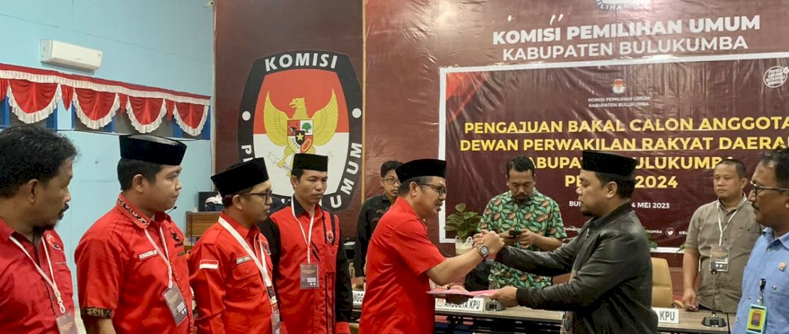 DPC PDI Perjuangan (PDIP) Bulukumba mendaftarkan Bakal Calon Anggota Legislatif (Bacaleg)-nya di KPU Bulukumba, Sabtu, 13 Mei 2023.