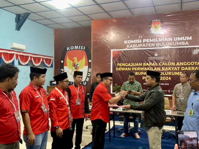 PDIP Bulukumba Daftarkan Bacalegnya ke KPU, Target 8 Kursi