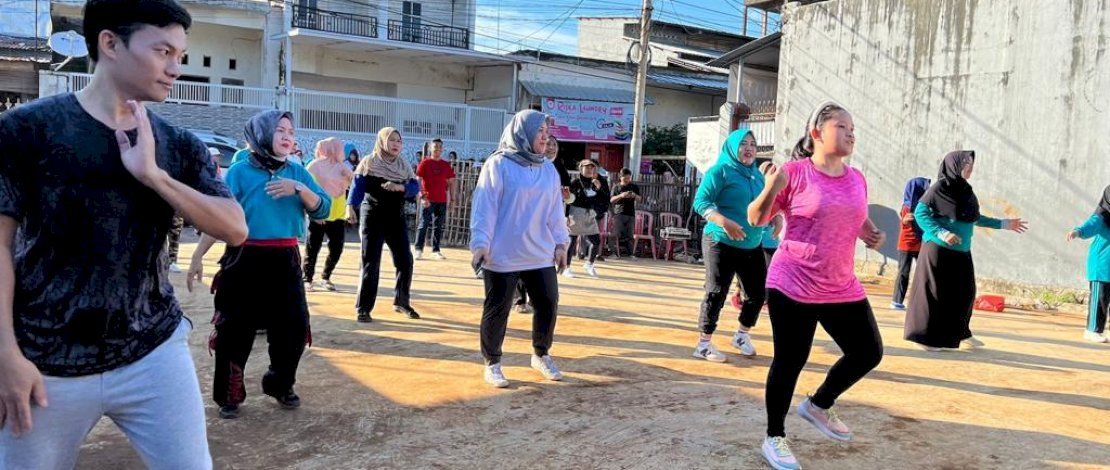 Ketua TP PKK Kecamatan Panakkukang, dr Andi Tenri Sanna, bersama para pengurus TP PKK Kecamatan Panakkukang melaksanakan kegiatan senam bersama warga di Jalan Usman Dg. Ngalle.