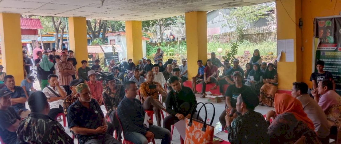 Suasana di Kantor Kelurahan Bontotangnga saat klarifikasi warga terkait pungli.