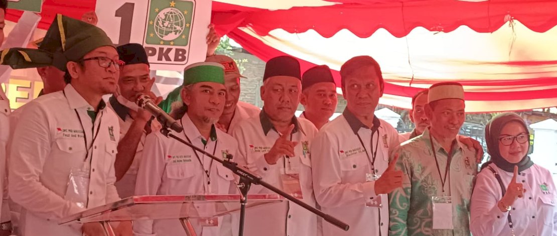 Pendaftaran bacaleg dipimpin langsung oleh Ketua DPC PKB Makassar, Fauzi Andi Wawo, yang didampingi oleh Sekretaris dan rombongan bacaleg Partai PKB.
