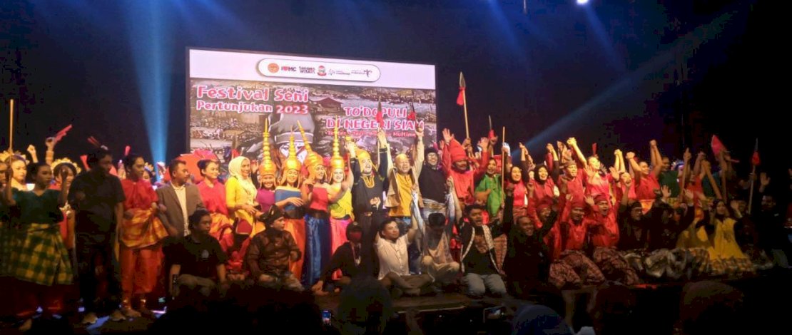 Dinas Pariwisata Kota Makassar mengadakan Pertunjukan Festival Seni 2023, di Gedung Kesenian Societeit De Harmonie.