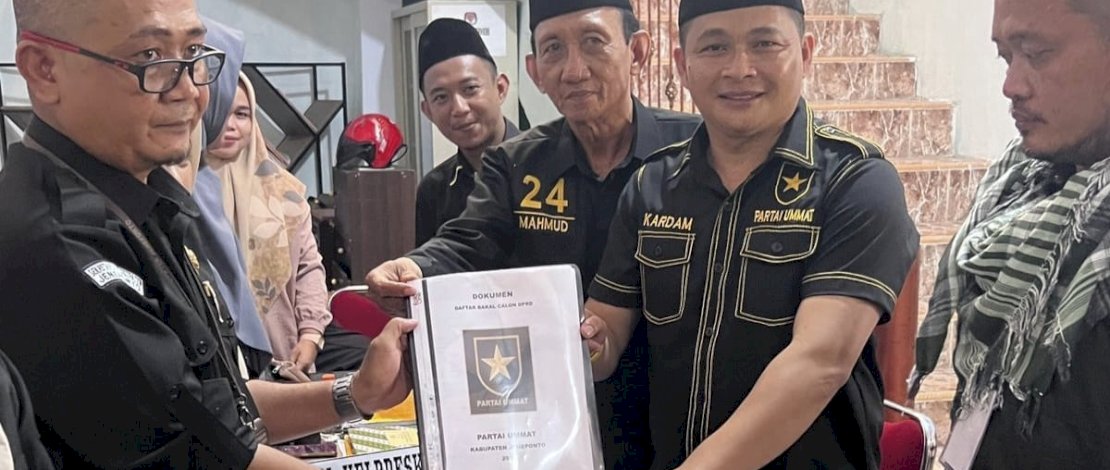 Penyerahan berkas Bakal Calon Legislatif (Bacaleg) di Kantor KPU Kabupaten Jeneponto, Senin (14/5/2023). Penyerahan berkas Bakal Calon Legislatif (Bacaleg) di Kantor KPU Kabupaten Jeneponto, Senin (14/5/2023).