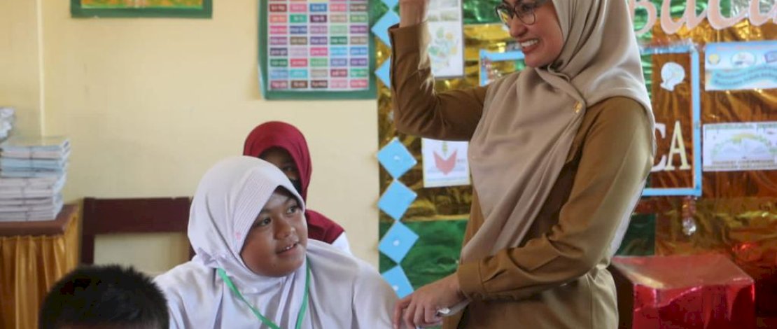 Indah Putri Indriani saat memantau ujian di SDN Katokkoan Masamba. 