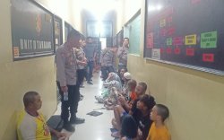 Wakapolres Gowa Pantau Kondisi Para Tahanan dan Beri Nasehat