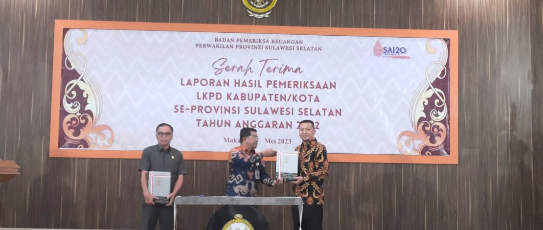 Kepala Perwakilan BPK Perwakilan Provinsi Sulsel menyerahkan LKPD Tahun Anggaran 2022, kepada Bupati Muh. Basli Ali, di Aula BPK Sulsel, Selasa, 16 Mei 2023. Kepala Perwakilan BPK Perwakilan Provinsi Sulsel menyerahkan LKPD Tahun Anggaran 2022, kepada Bupati Muh. Basli Ali, di Aula BPK Sulsel, Selasa, 16 Mei 2023.