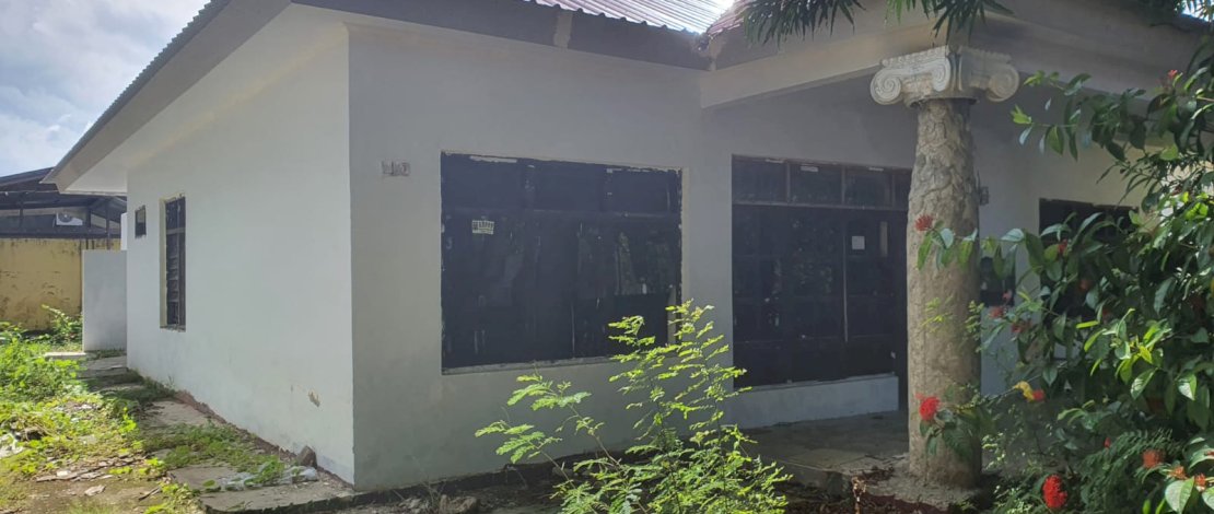 Peningkatan/Rehabilitasi Rumah Dinas Kapolres Jeneponto tak kunjung rampung.