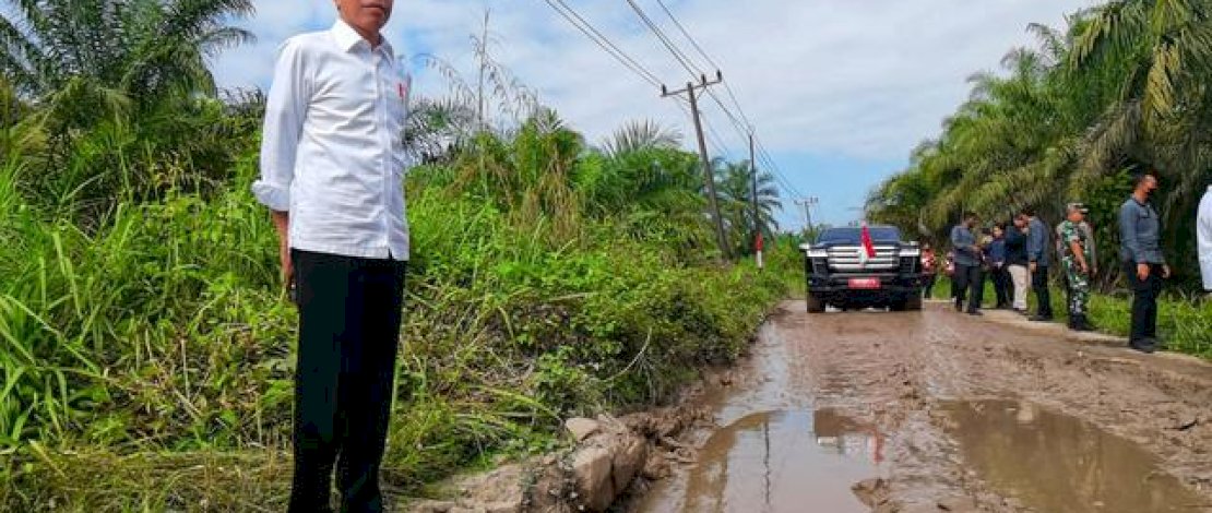 Jokowi meninjau secara mendadak kondisi jalan rusak yang ada di ruas jalan tersebut. Presiden Joko Widodo mengungkapkan, mendapat aduan jalan rusak hingga 7.400 lokasi dari masyarakat yang disampaikan melalui media sosial, seperti Instagram, Twitter, hingga Facebook Presiden. (FOTO: Dok. Agus Suparto/Biro Pers Kepresidenan)